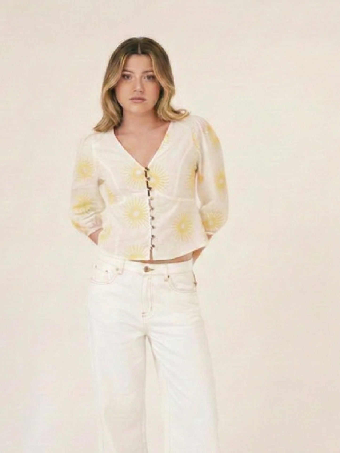 Blusa Abbey amarilla con diseño bordado, silueta corta y botones al frente