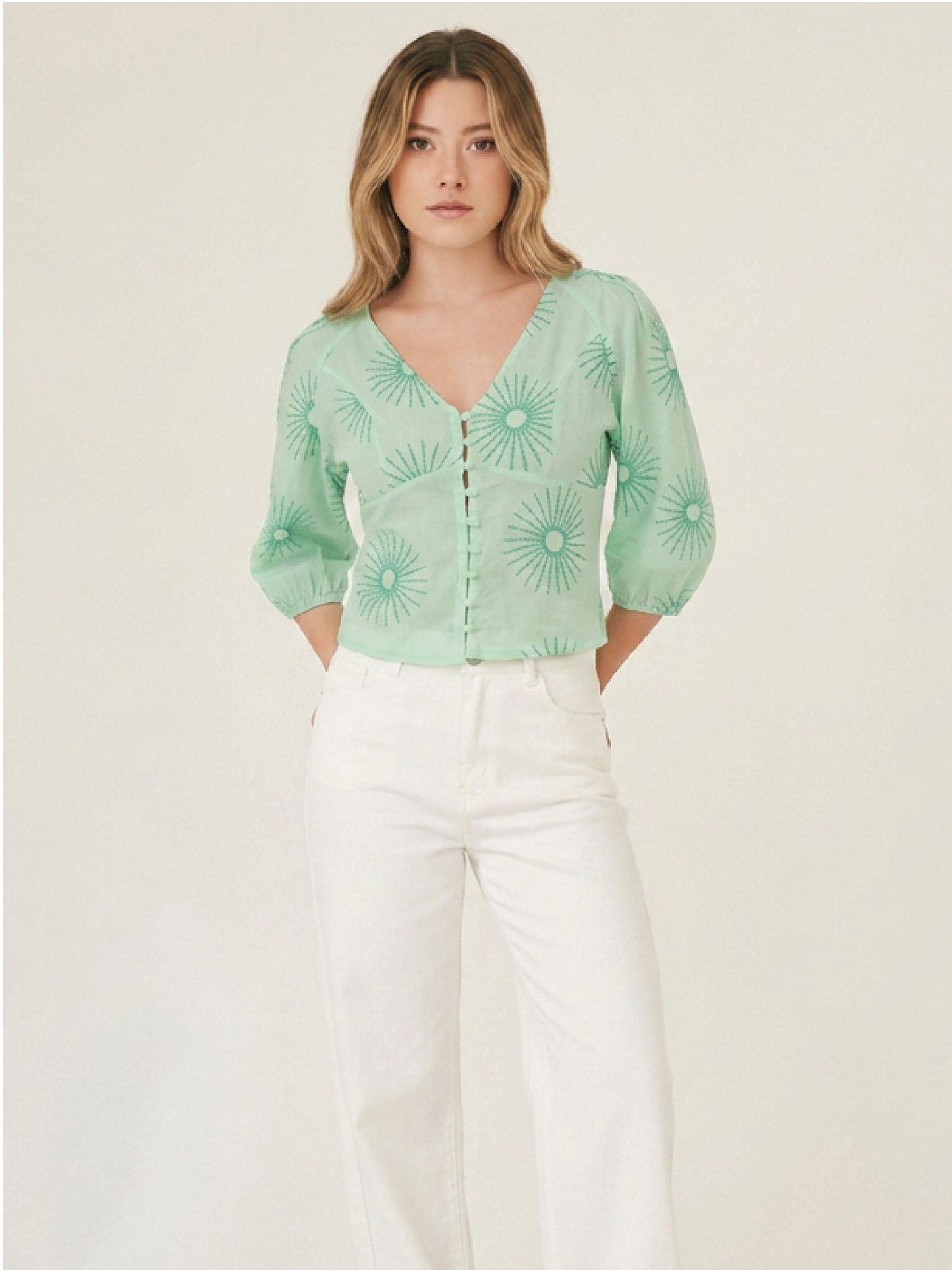 Blusa Abbey verde menta con diseño bordado y silueta corta