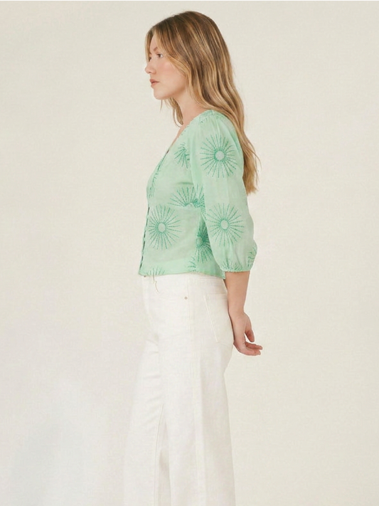 Blusa verde para mujer con escote en V, bordados y mangas tres cuartos