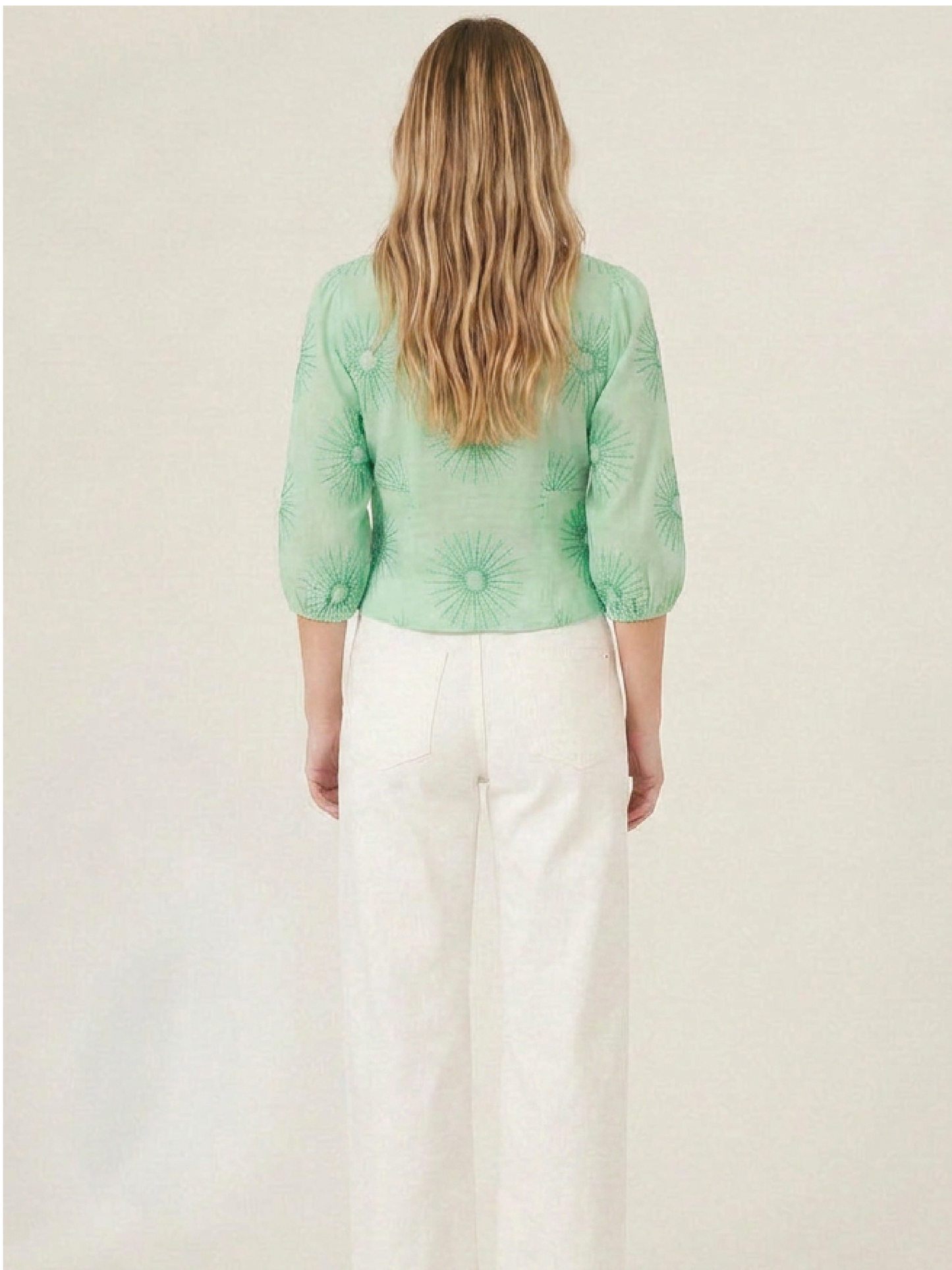 Blusa femenina verde con botones frontales, bordado decorativo y mangas amplias