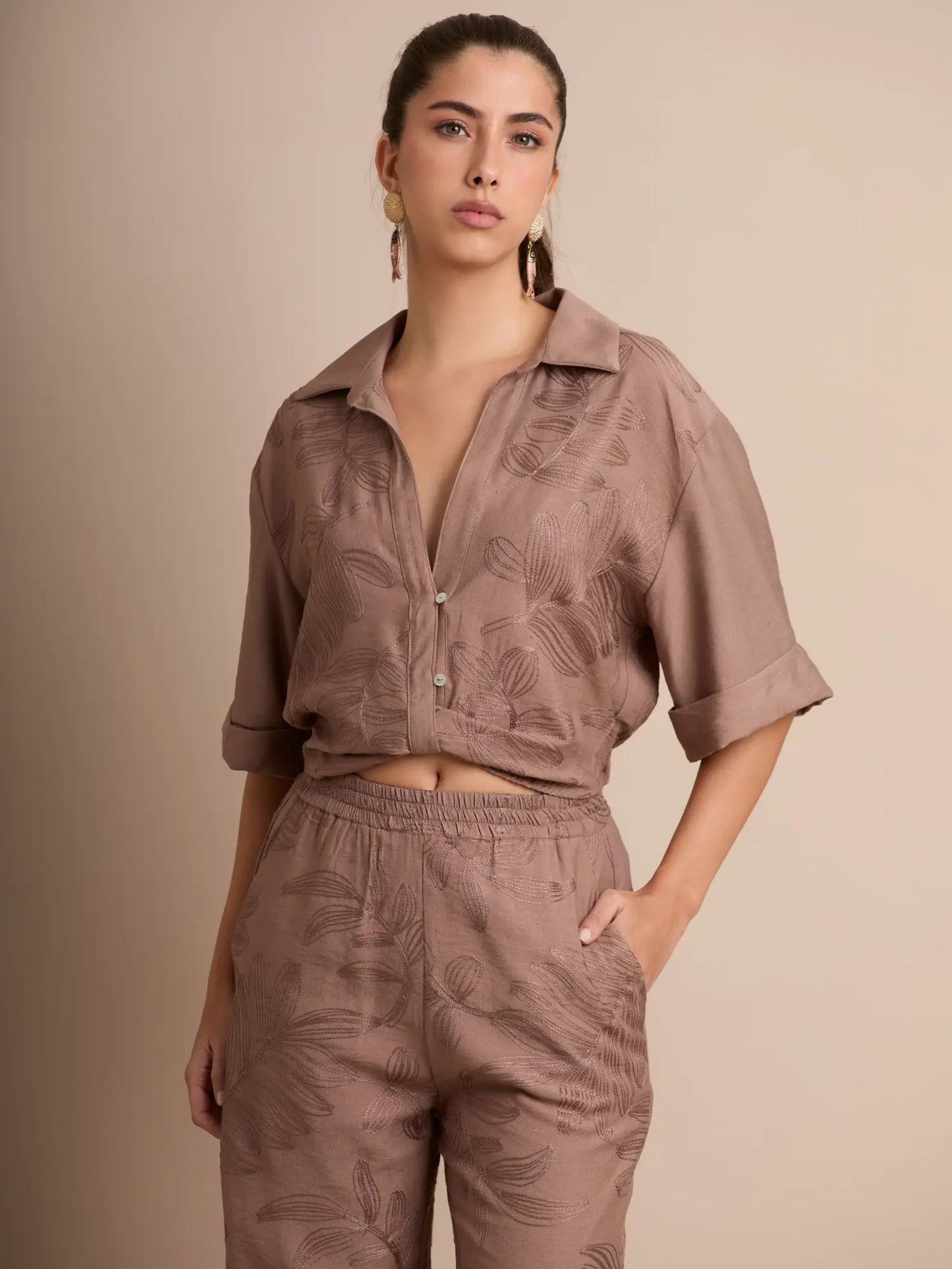 El estilo minimalista de la Blusa Seoul Café se complementa con mangas dobladas y botones blancos que contrastan suavemente. Perfecta para un look moderno y fresco.