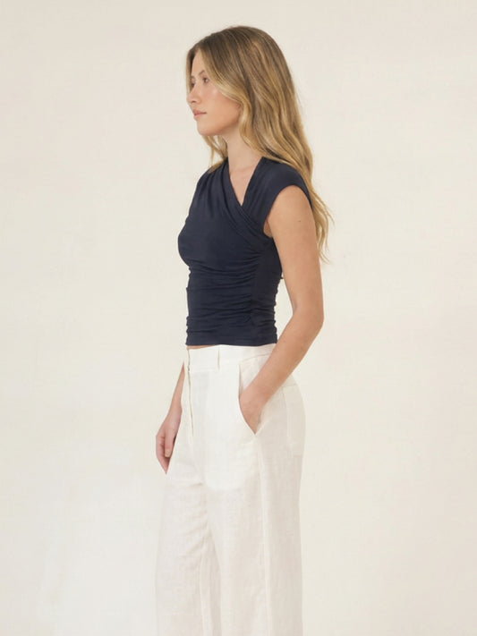 Blusa azul navy para mujer con diseno de un hombro, manga corta y corte moderno