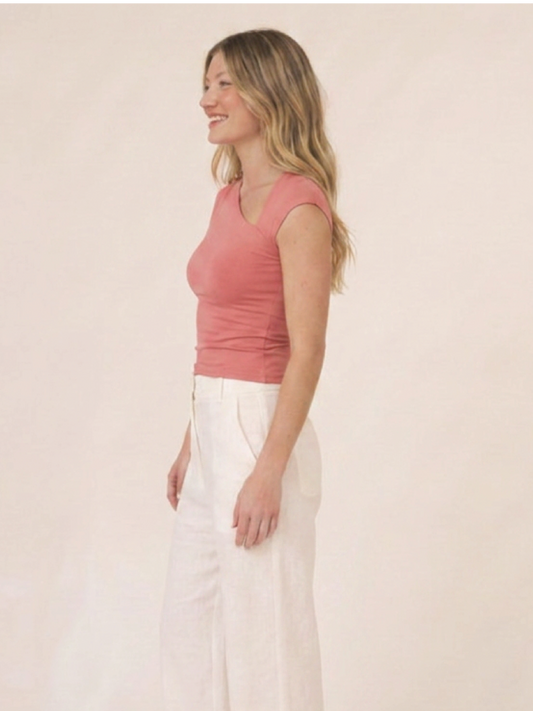 Blusa coral para mujer con diseno de un hombro, manga corta y corte moderno