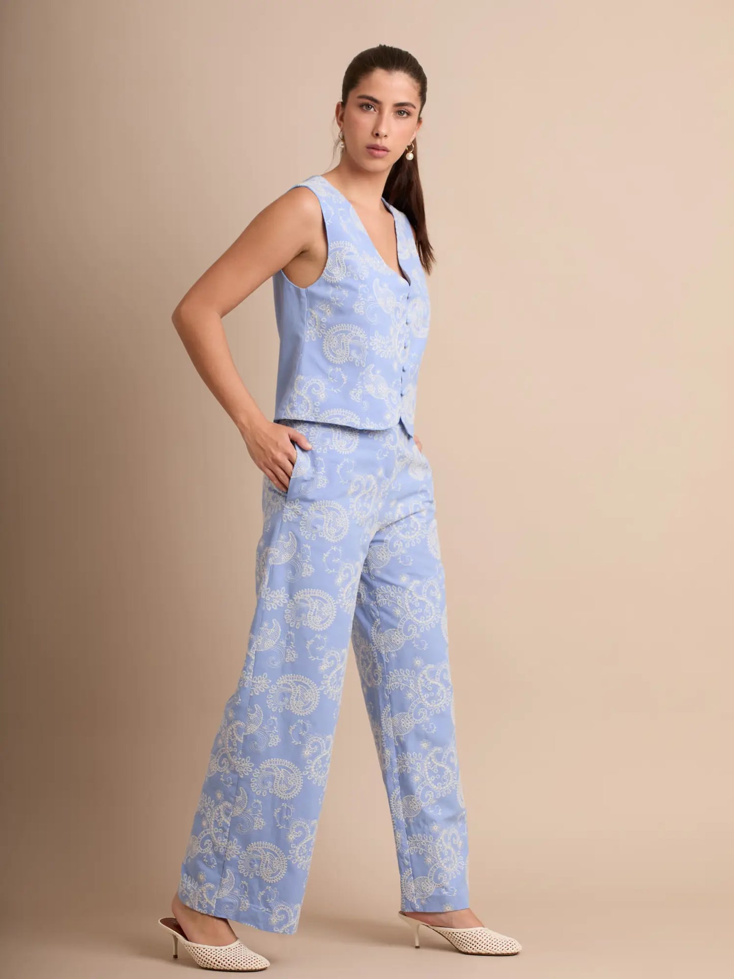 La blusa Chela Baby Blue presenta un corte recto y cómodo, acompañado de un estampado suave que aporta luz y estilo. Su acabado limpio y moderno la convierte en una prenda ideal para looks frescos y elegantes durante todo el año.