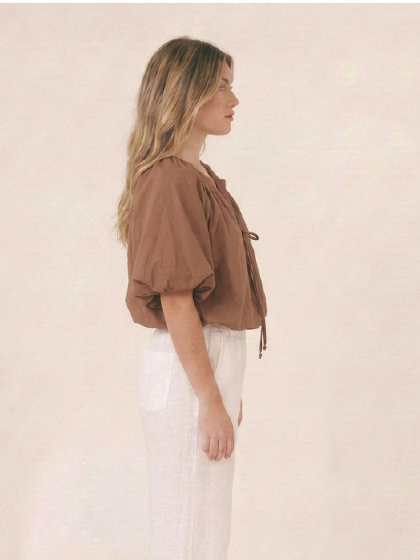 Blusa cafe para mujer con mangas amplias, cuello fruncido y detalle de tiras