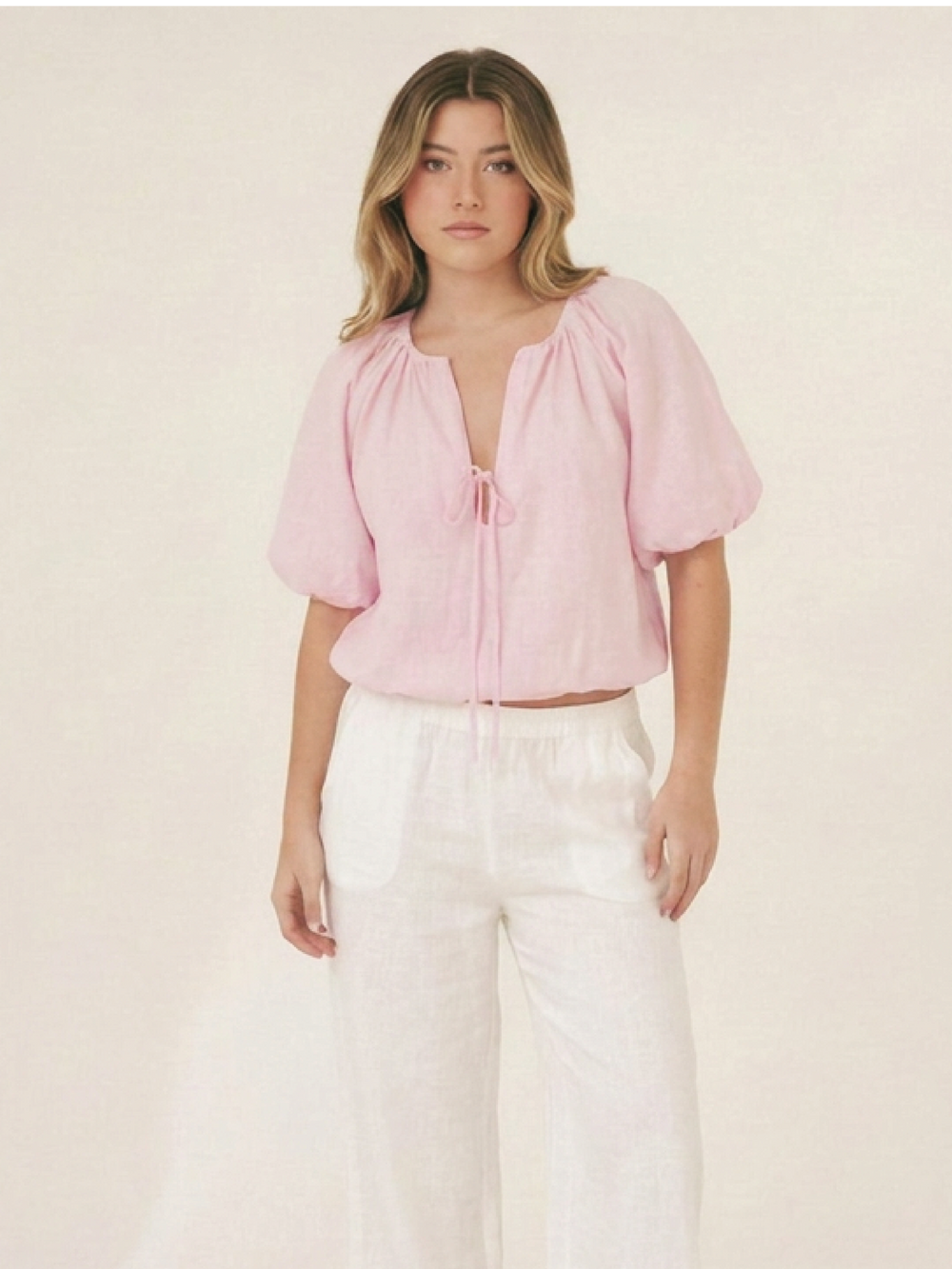Blusa Dharma rosa con manga globo, escote con abertura y lazo frontal