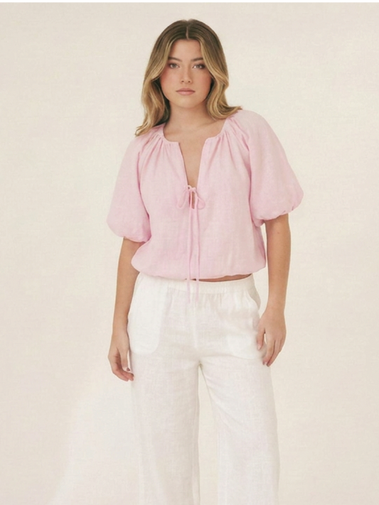 Blusa Dharma rosa con manga globo, escote con abertura y lazo frontal