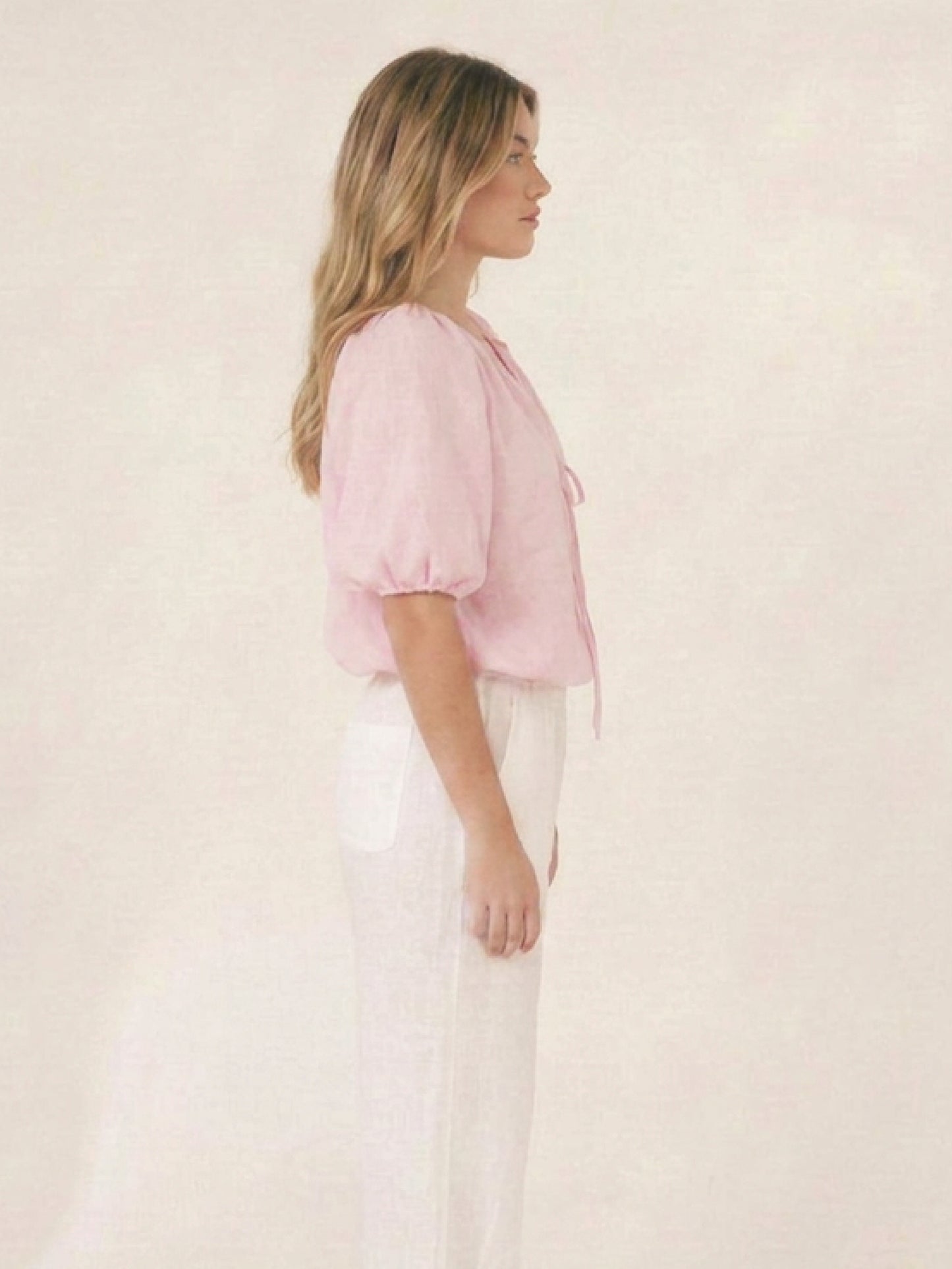 Blusa rosa para mujer con mangas amplias, cuello fruncido y detalle de tiras