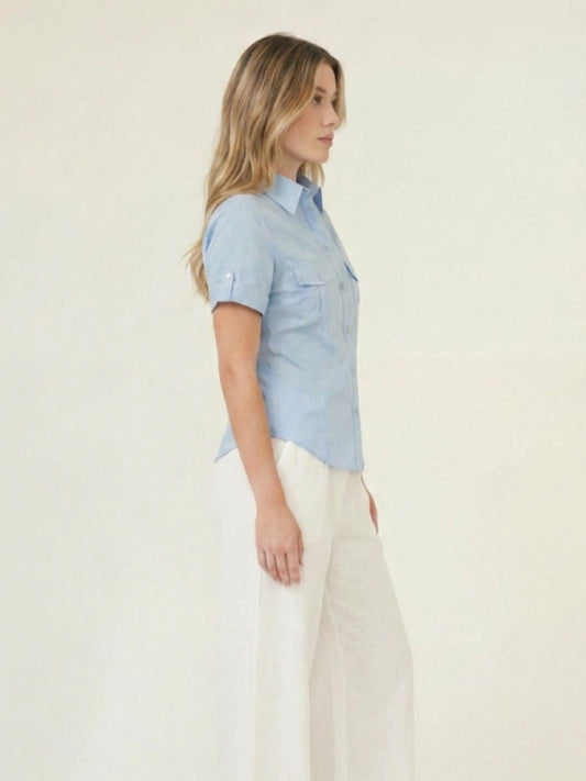 Blusa azul cielo para mujer con cuello camisero, bolsillos delanteros y manga corta