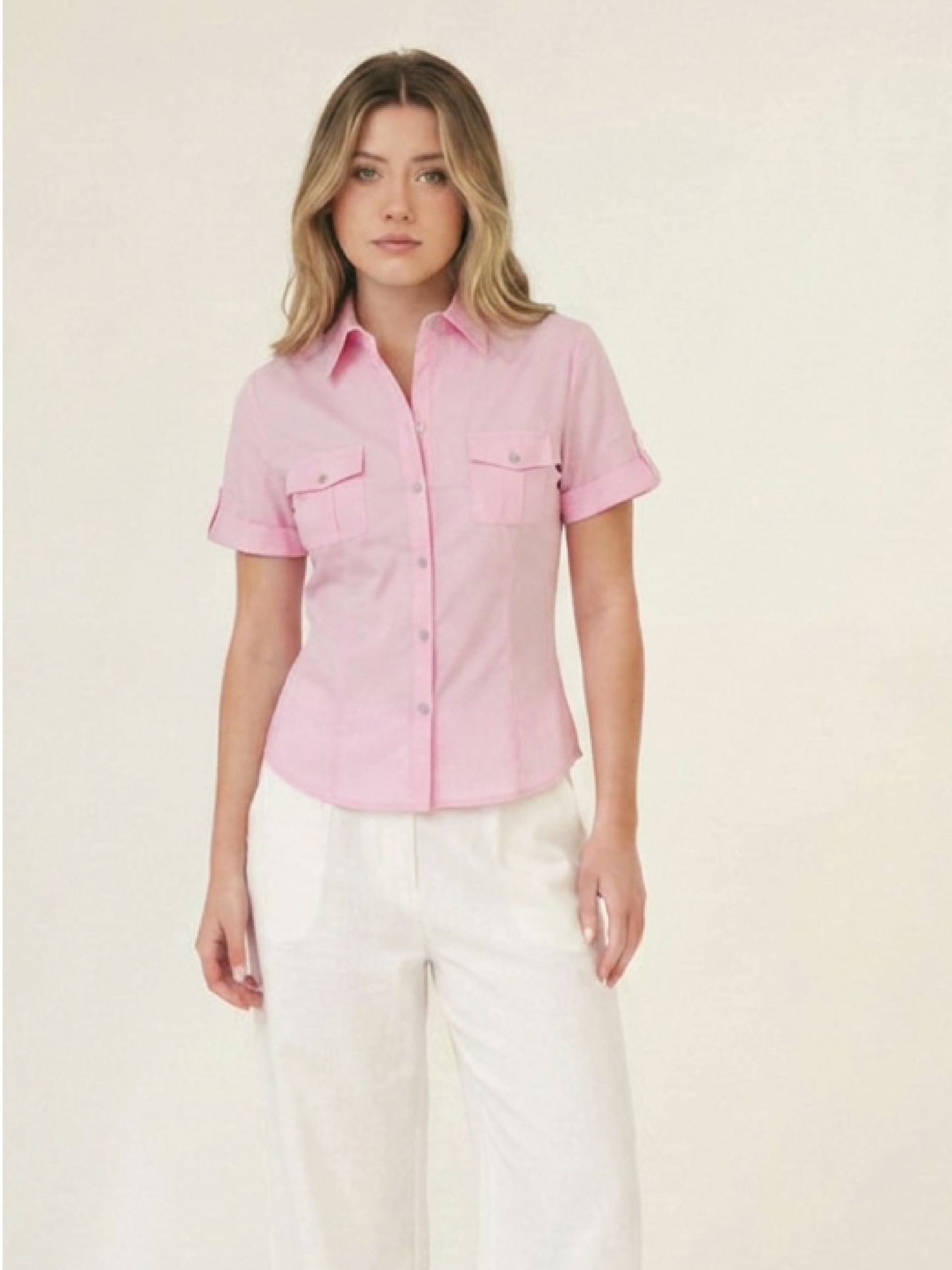 Blusa Isabel rosa pastel con diseño camisero y silueta relajada