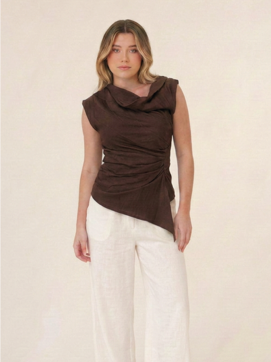 Blusa cafe para mujer con silueta ajustada, textura ligera y caida lateral