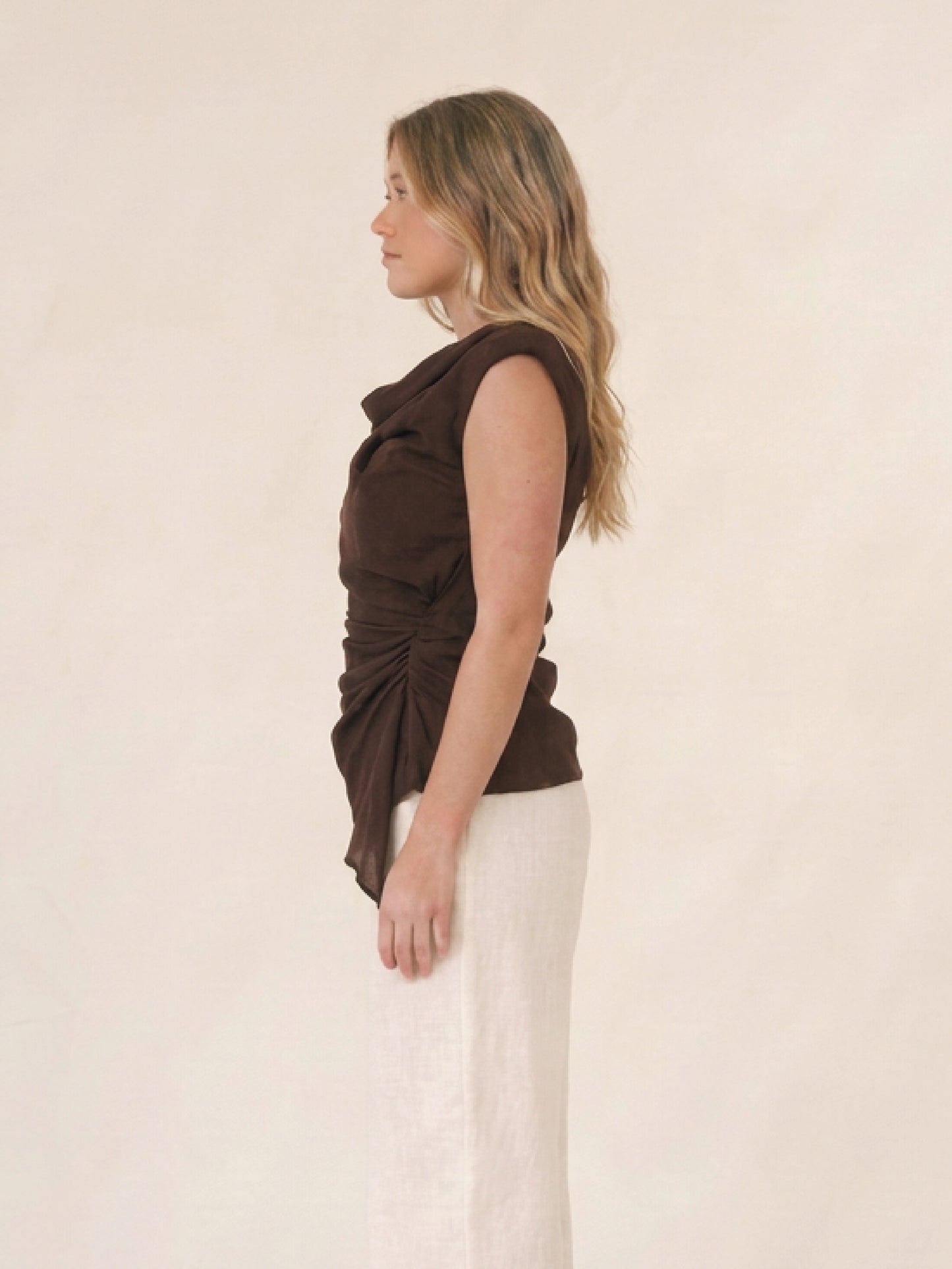 Blusa Melodia marron con escote drapeado, corte sin mangas y acabado fluido