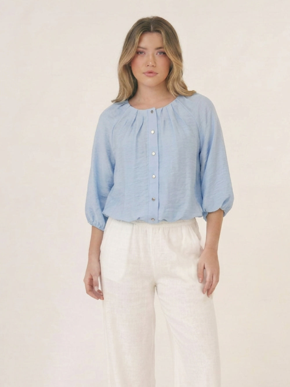 Blusa Yama baby blue con botones frontales, manga globo y cuello redondo