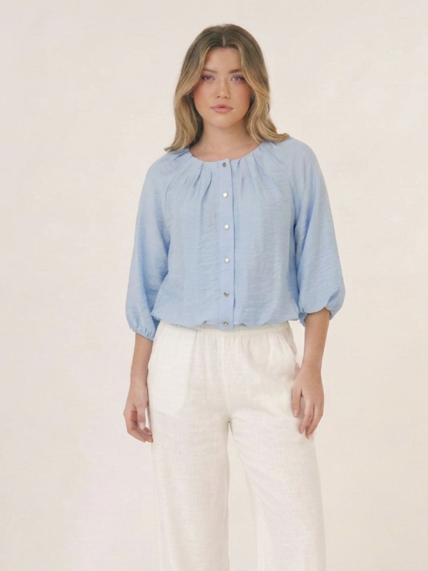 Blusa Yama baby blue con botones frontales, manga globo y cuello redondo