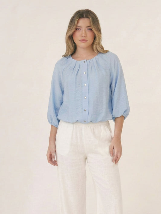 Blusa Yama baby blue con botones frontales, manga globo y cuello redondo