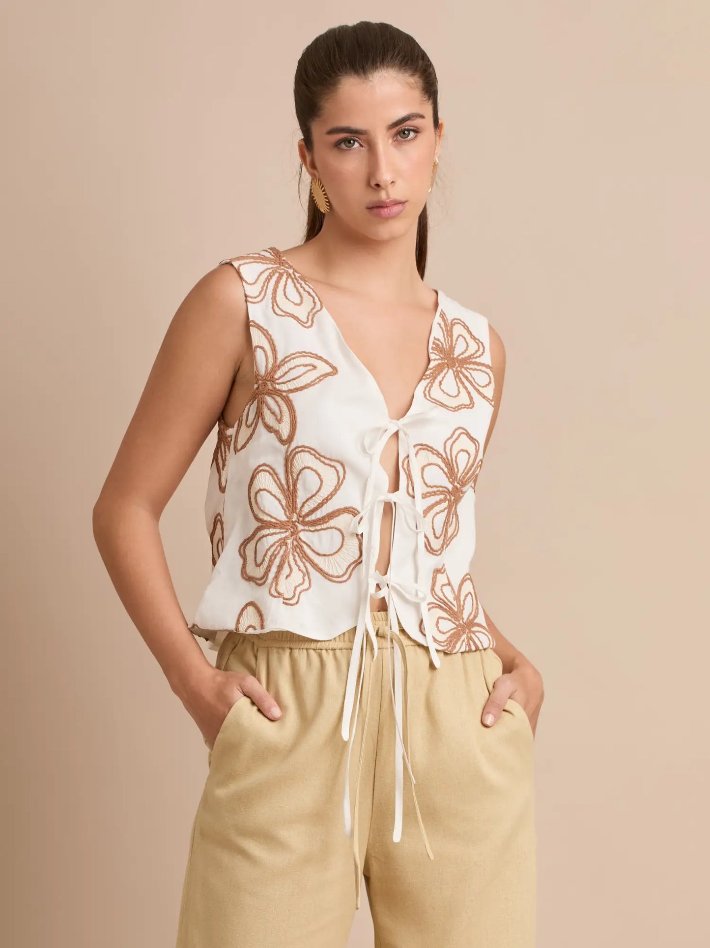 El chaleco sin mangas Corfú cuenta con bordados exclusivos que aportan textura y estilo. Su estructura ligera lo hace ideal para outfits casual-chic.