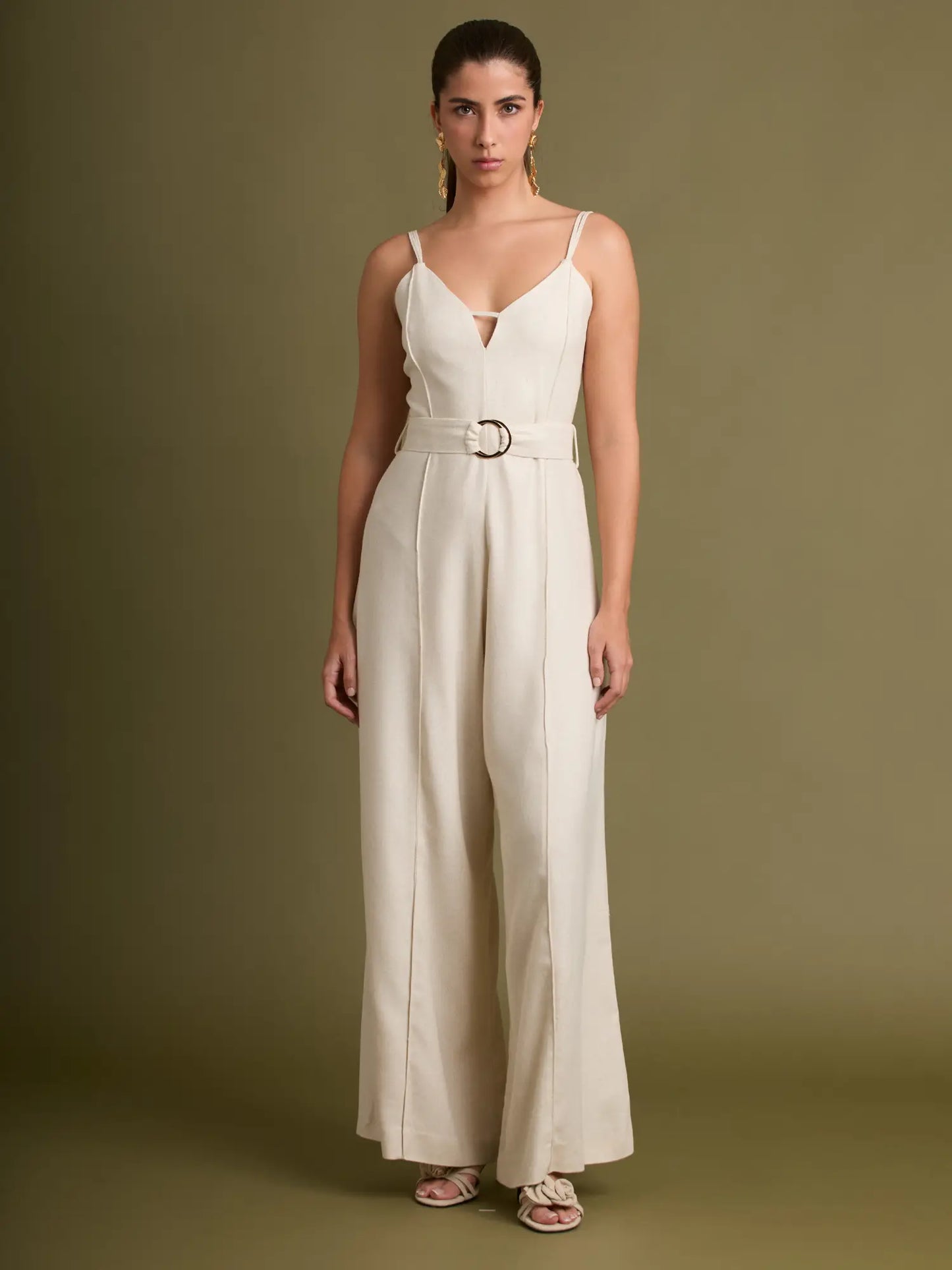 El enterizo beige casual-chic combina comodidad con un estilo refinado. Su tiro relajado y escote en V lo hacen ideal para looks de día con un toque sofisticado.