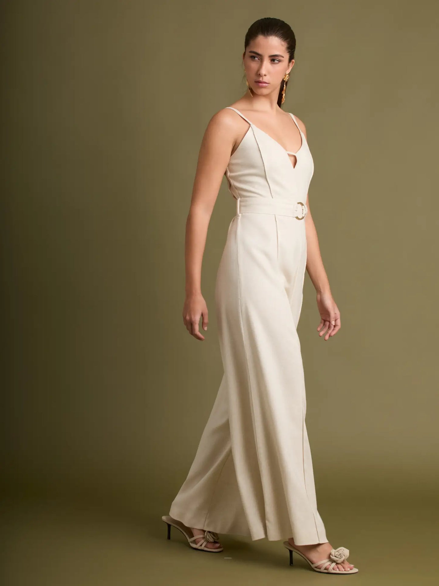 Este enterizo minimalista ofrece tirantes finos, líneas limpias y una caída suave que estiliza. Su tono beige lo hace ideal para combinar con accesorios dorados o neutros.