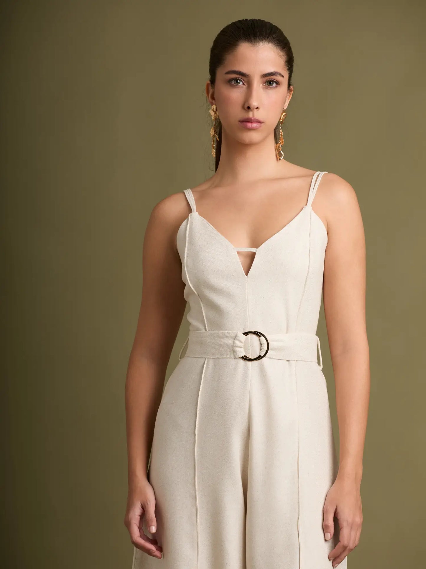 Este enterizo beige atemporal destaca por su silueta amplia y su diseño clásico que se adapta a cualquier ocasión. Un básico de armario que ofrece elegancia y versatilidad en un solo paso.