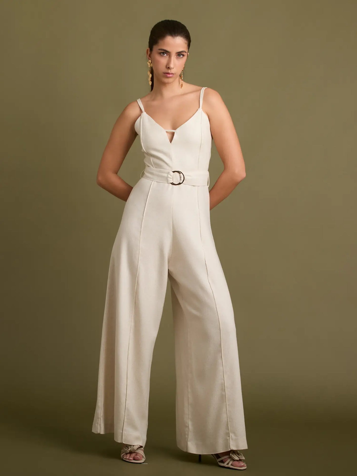 El enterizo beige destaca por su silueta elegante con pierna ancha, tirantes delicados y un cinturón que define la cintura. Ideal para eventos, cenas y ocasiones especiales gracias a su estilo minimalista y sofisticado.