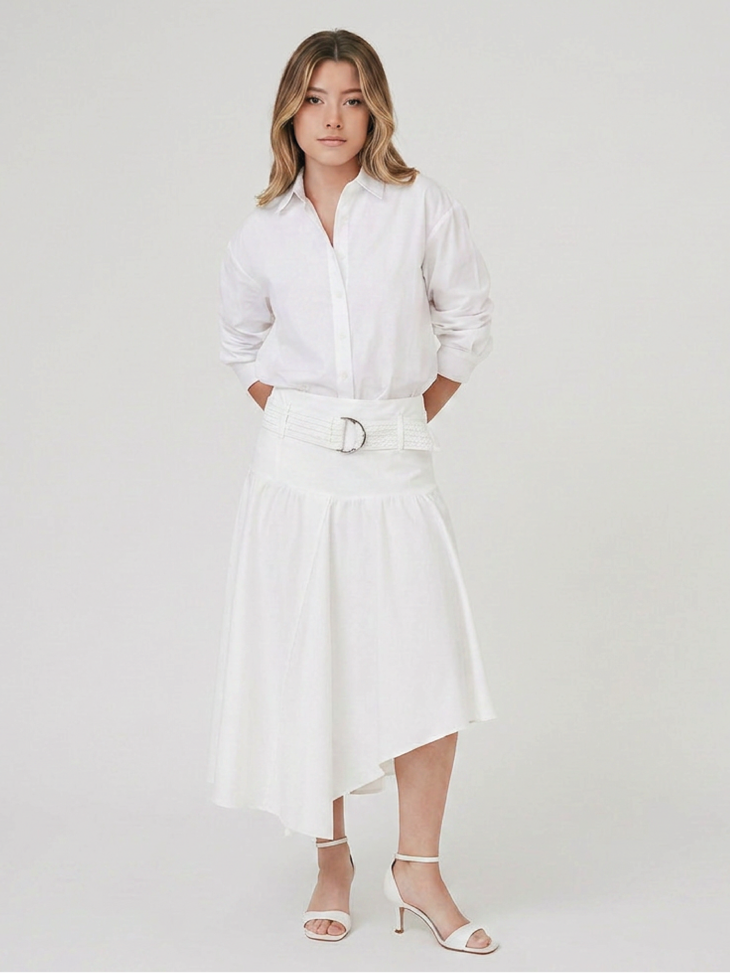 Falda blanca midi con diseño elegante y cinturón a tono