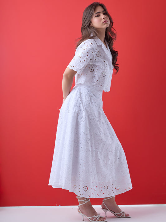 Delicada y femenina, esta falda de largo midi presenta un bordado floral calado que aporta textura y sofisticación. Su silueta en A y cintura ajustada realzan la figura con movimiento sutil y una caída impecable. Ideal para ocasiones especiales de día, celebraciones al aire libre o estilismos frescos con un aire romántico y atemporal.
Detalles:
Color: Blanco