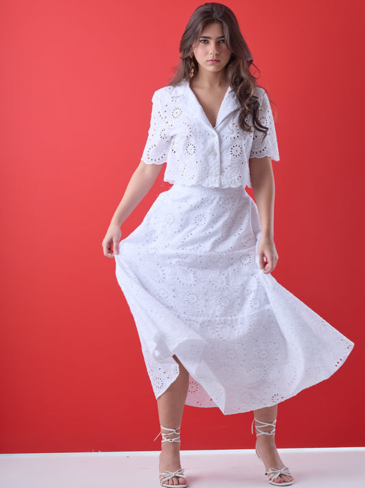 Delicada y femenina, esta falda de largo midi presenta un bordado floral calado que aporta textura y sofisticación. Su silueta en A y cintura ajustada realzan la figura con movimiento sutil y una caída impecable. Ideal para ocasiones especiales de día, celebraciones al aire libre o estilismos frescos con un aire romántico y atemporal.
Detalles:
Color: Blanco