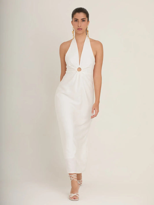 El vestido Palmeral Blanco ofrece comodidad y estilo en una sola prenda. Su escote halter ajustable y tejido ligero permiten libertad de movimiento, mientras que el detalle cut-out aporta un toque distintivo. Perfecto para usar de día o de noche.