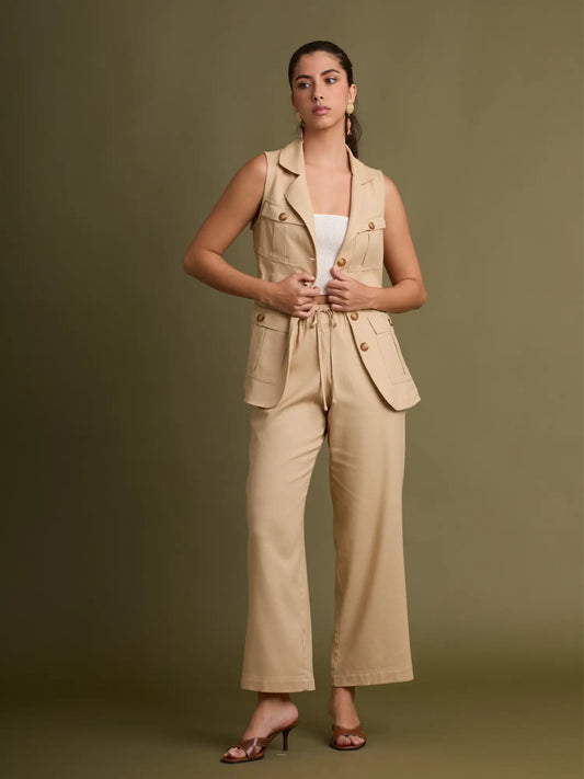 Una prenda clásica de líneas limpias y estructuradas, con corte recto y acabado minimalista. Su tela resistente y suave hace que sea perfecto para uso diario o un look de oficina moderno.