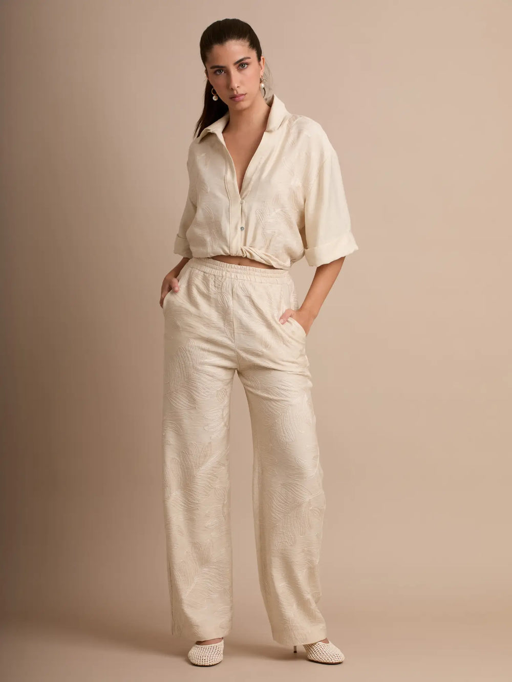 El diseño amplio y el tejido suave del pantalón beige Seoul lo vuelven una opción perfecta para quienes buscan comodidad sin renunciar al estilo. Ideal para looks casual-elegantes.