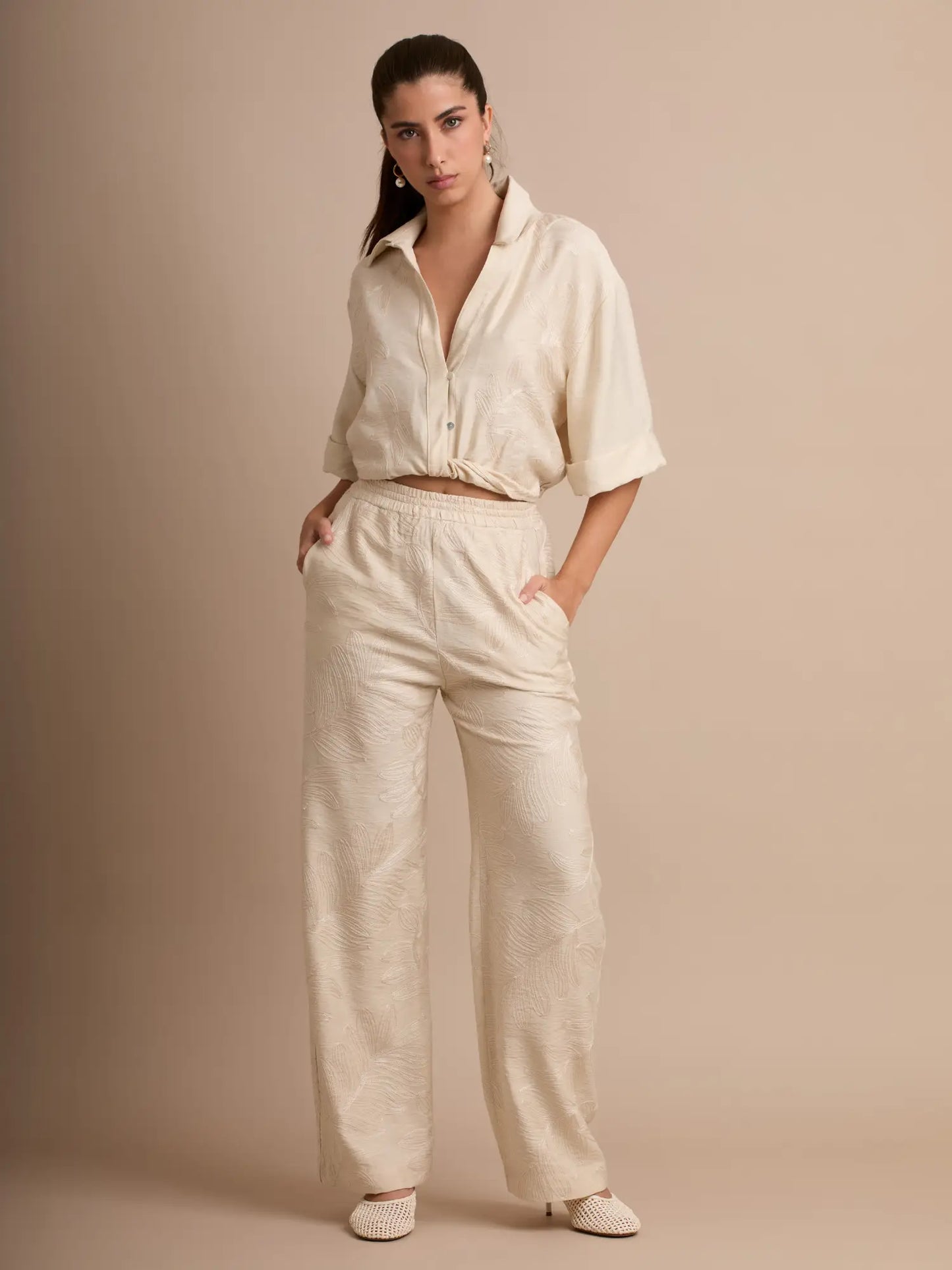 El diseño amplio y el tejido suave del pantalón beige Seoul lo vuelven una opción perfecta para quienes buscan comodidad sin renunciar al estilo. Ideal para looks casual-elegantes.