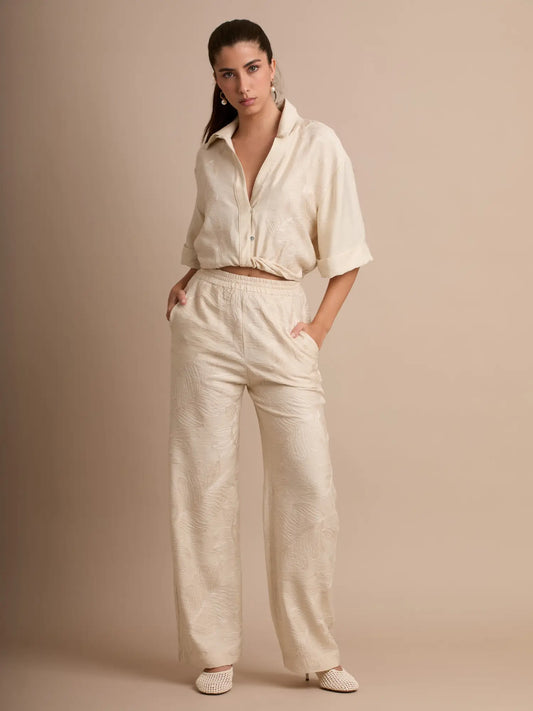 El diseño amplio y el tejido suave del pantalón beige Seoul lo vuelven una opción perfecta para quienes buscan comodidad sin renunciar al estilo. Ideal para looks casual-elegantes.