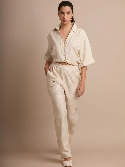 Este pantalón beige Seoul ofrece un diseño de pierna ancha y un estampado tonal que añade dimensión sin perder sutileza. Ideal para outfits relajados y modernos.