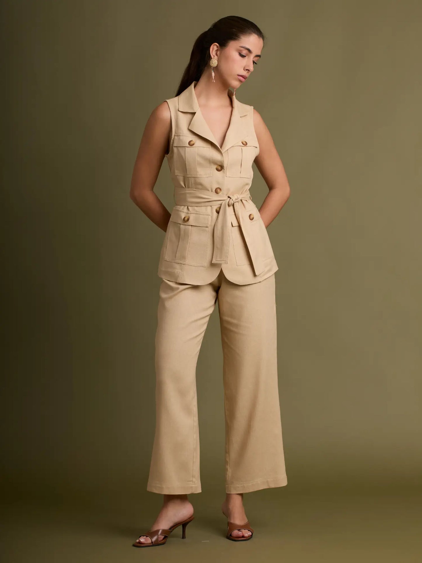 Confeccionado en una tela fresca y ligera, este pantalón ofrece un fit cómodo y favorecedor, manteniendo una silueta estilizada sin perder movilidad.