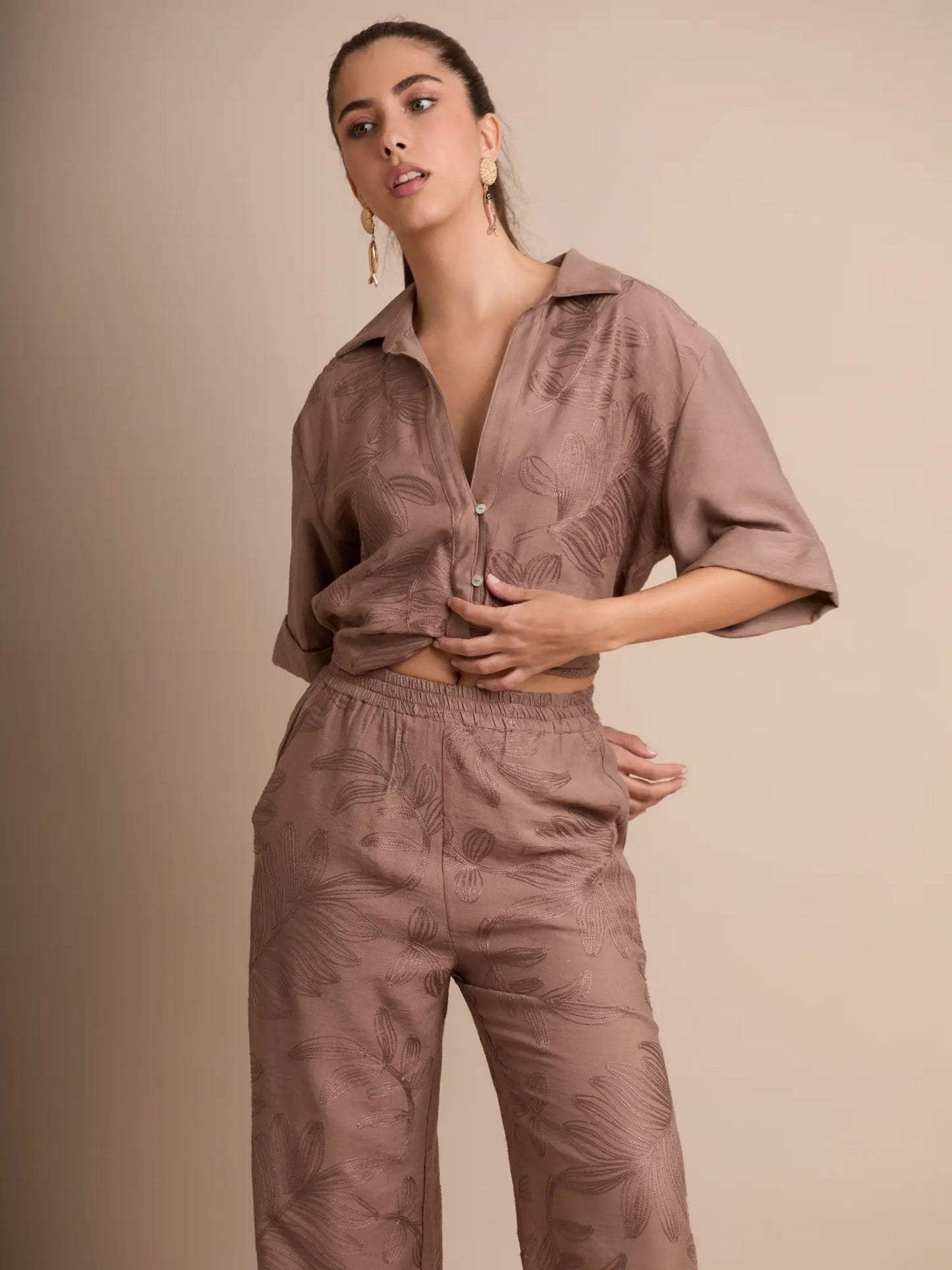 Su tiro medio y caída recta hacen que el pantalón Seoul Café sea una prenda versátil y fácil de combinar. El diseño tonal le da un aspecto elegante y actual.