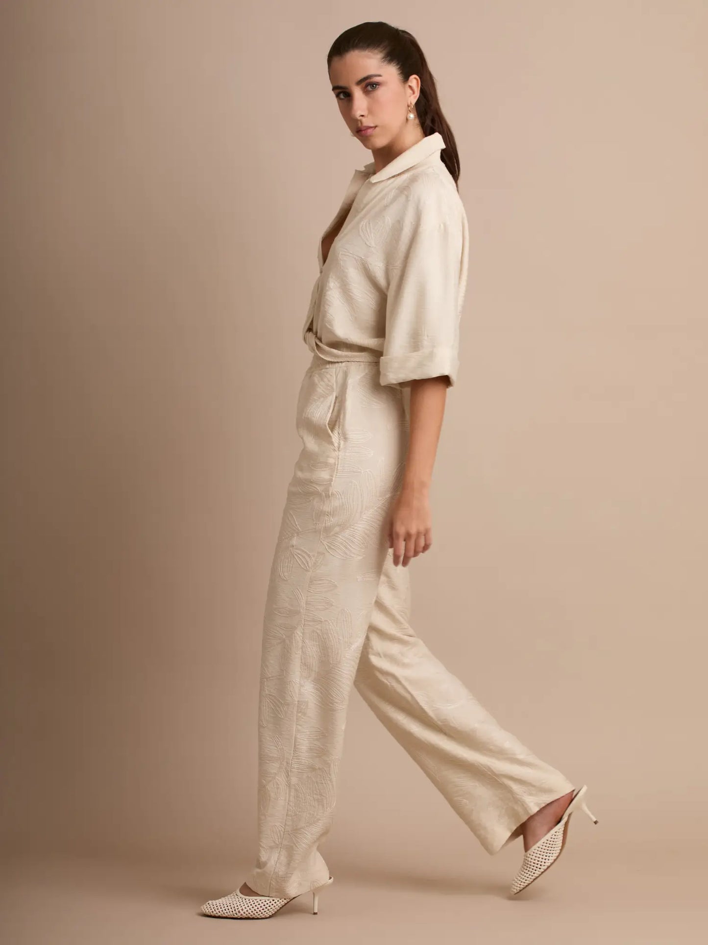 Su textura en relieve y su corte relaxed convierten al pantalón Seoul beige Claro en una prenda versátil y elegante. Ideal para crear conjuntos monocromáticos de aire sofisticado.