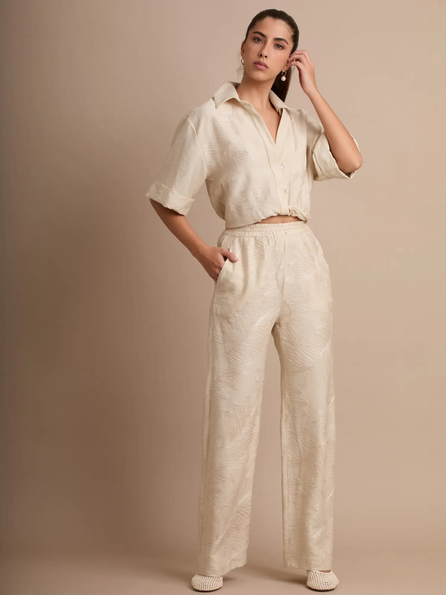 El pantalón Seoul Crema destaca por su textura floral en relieve y su corte recto que estiliza la figura. Su diseño suave y elegante lo convierte en una pieza perfecta para looks minimalistas y sofisticados.