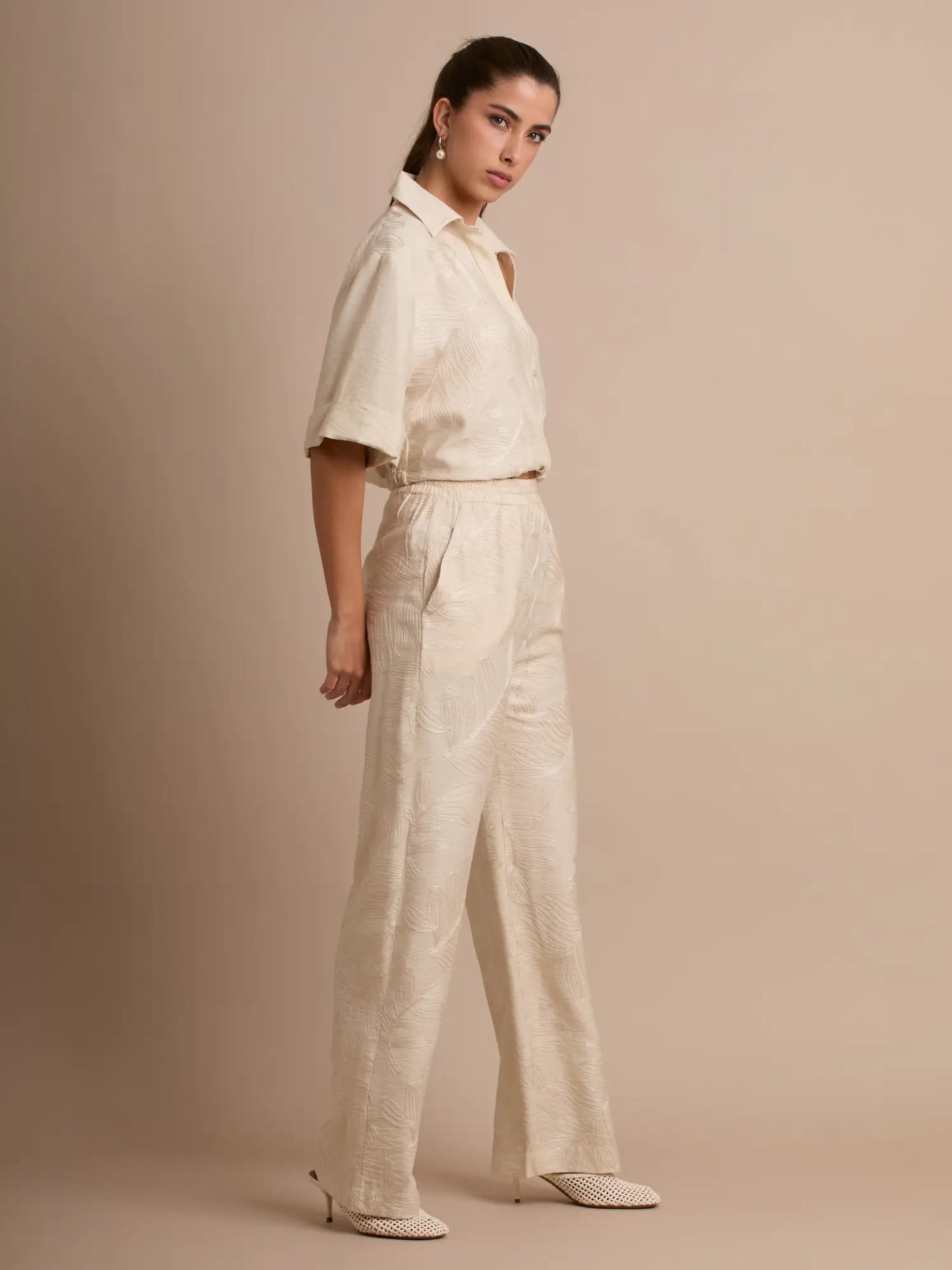 El pantalón Seoul Crema presenta una silueta fluida de tiro medio que favorece y aporta movimiento. Su estampado inspirado en motivos naturales lo hace perfecto para un estilo chic y natural.