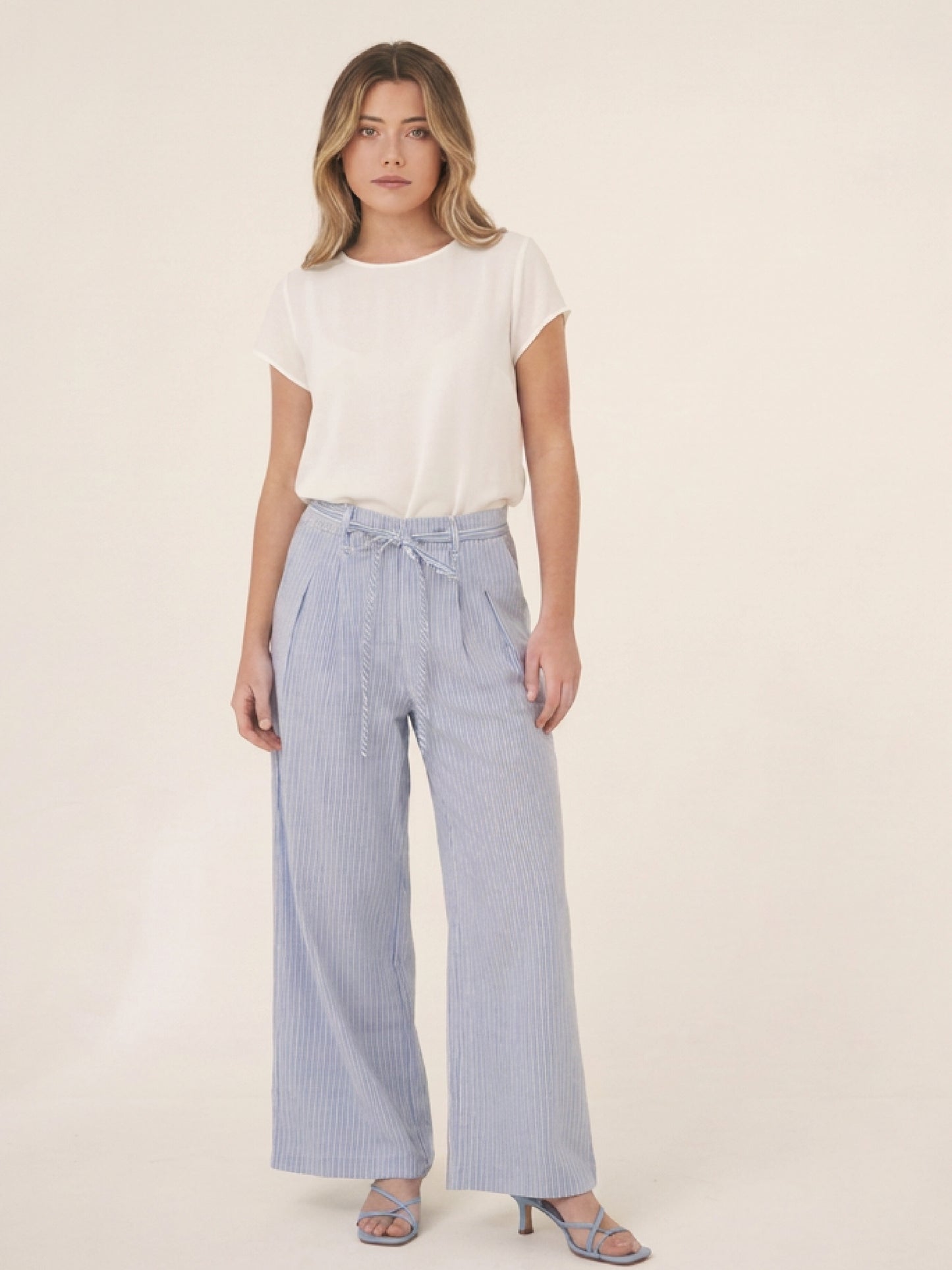 Pantalon largo Megan baby blue de pierna ancha con pretina alta y lazo frontal
