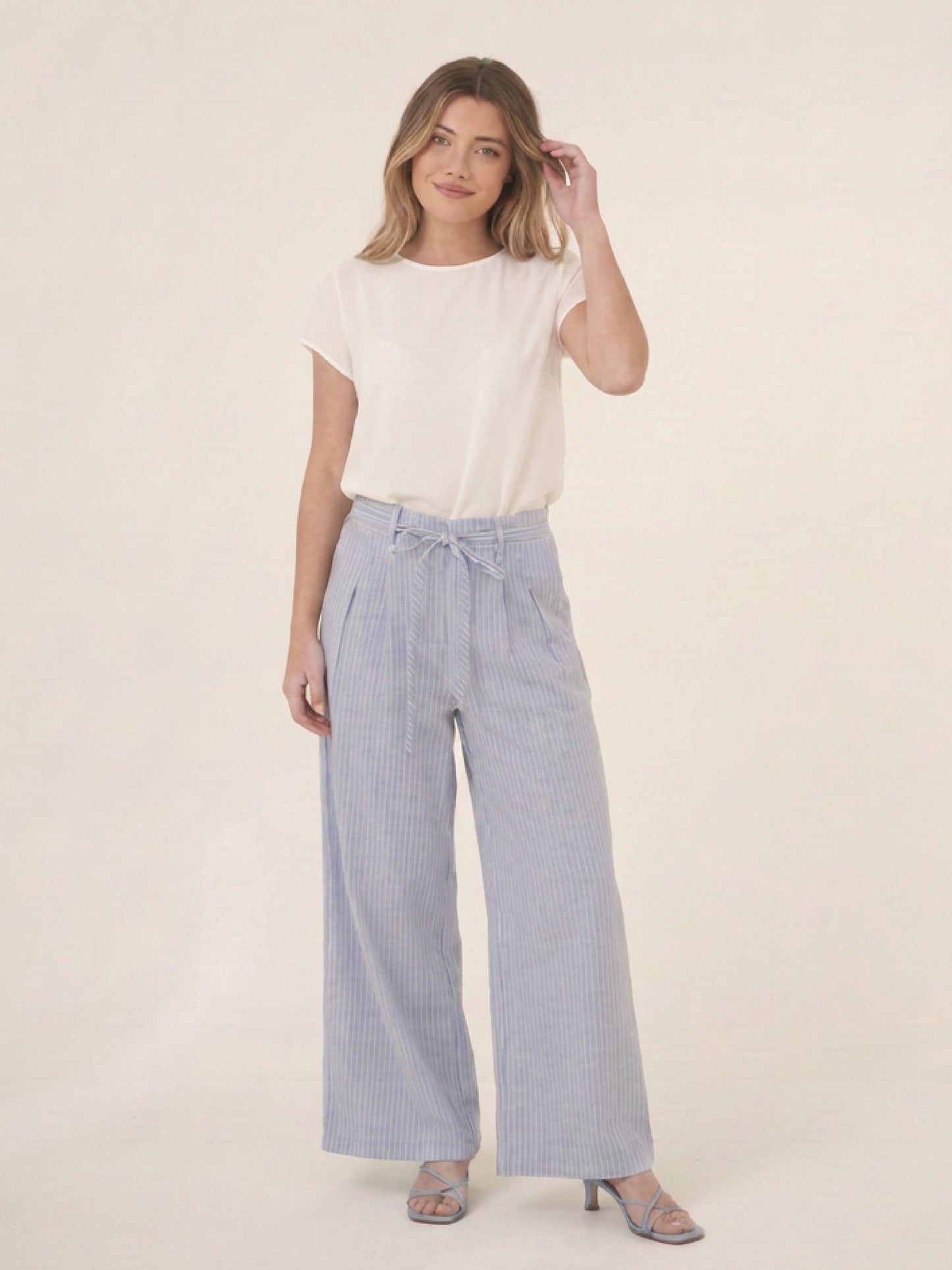 Pantalon Megan baby blue con silueta palazzo, cintura ajustable y caida fluida
