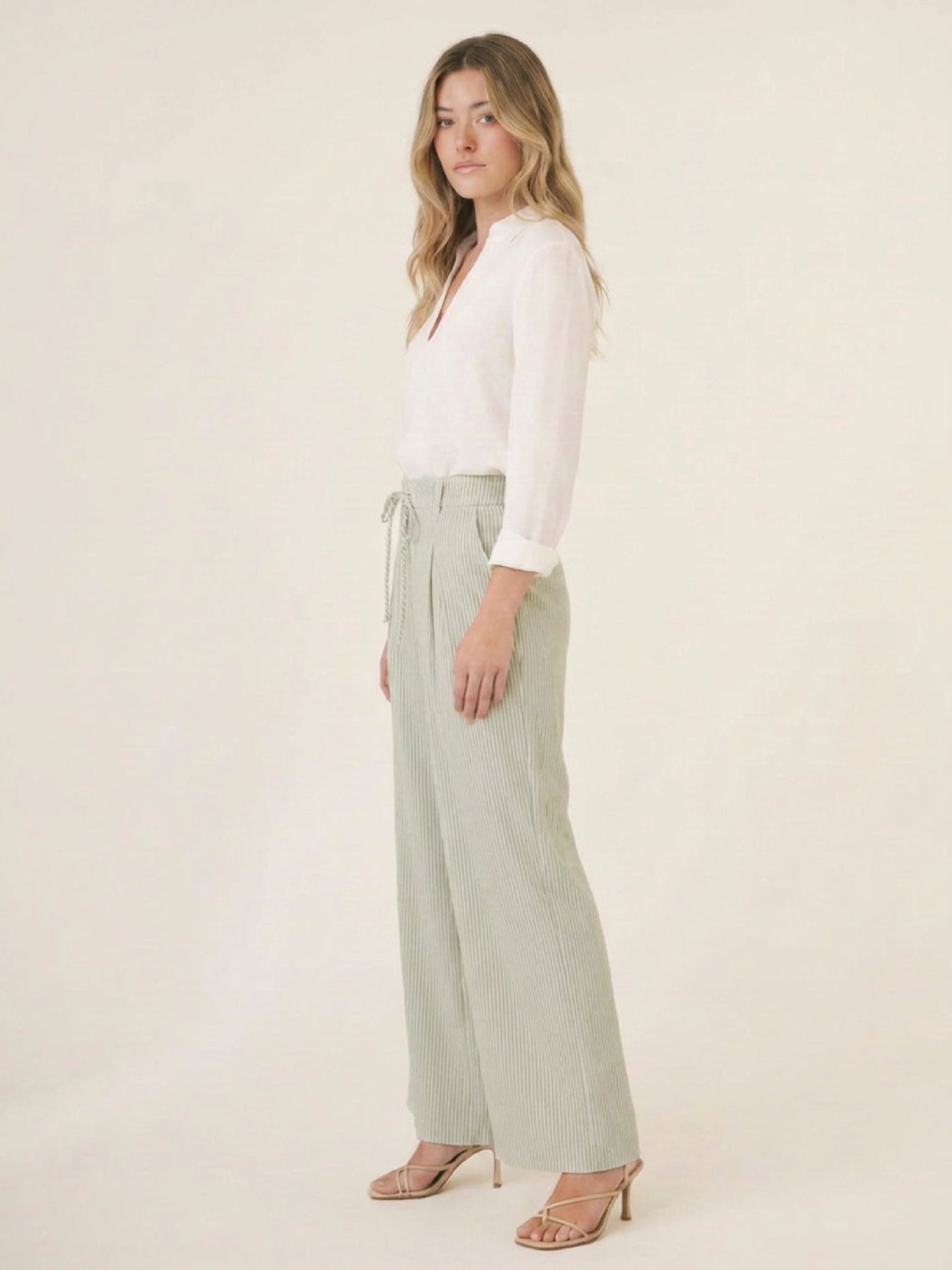 Pantalon verde olivo para mujer con rayas sutiles, corte amplio y bolsillos laterales