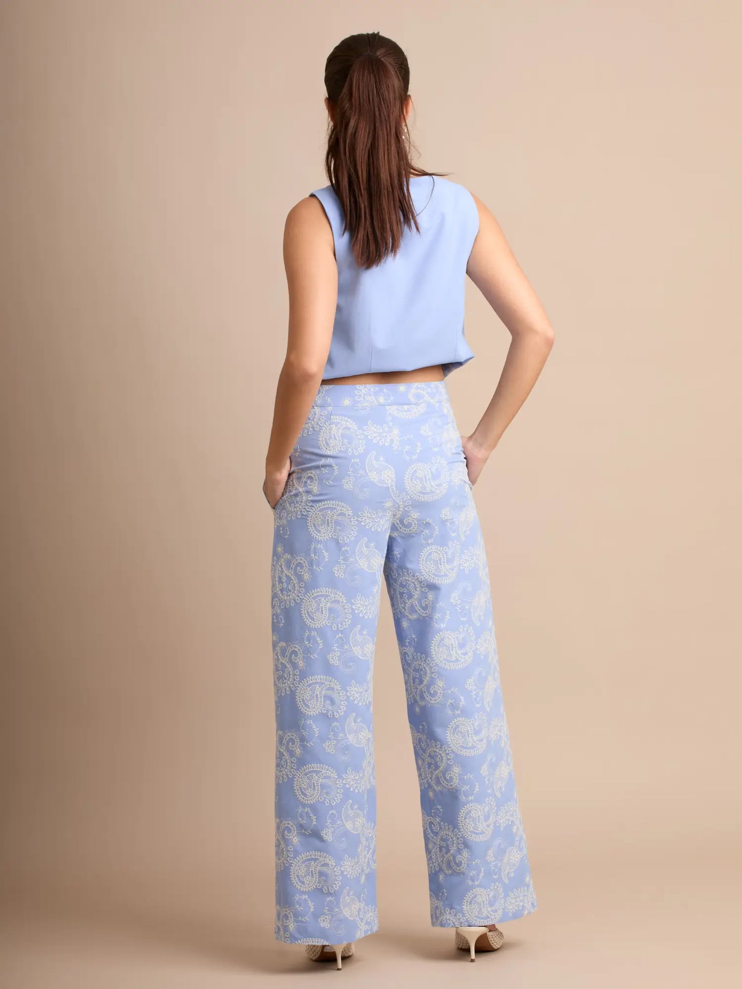 Este conjunto de dos piezas destaca por su chaleco con escote en V profundo y pantalón fluido. El estampado suave aporta elegancia y comodidad, perfecto para combinar con sandalias o zapatos planos.