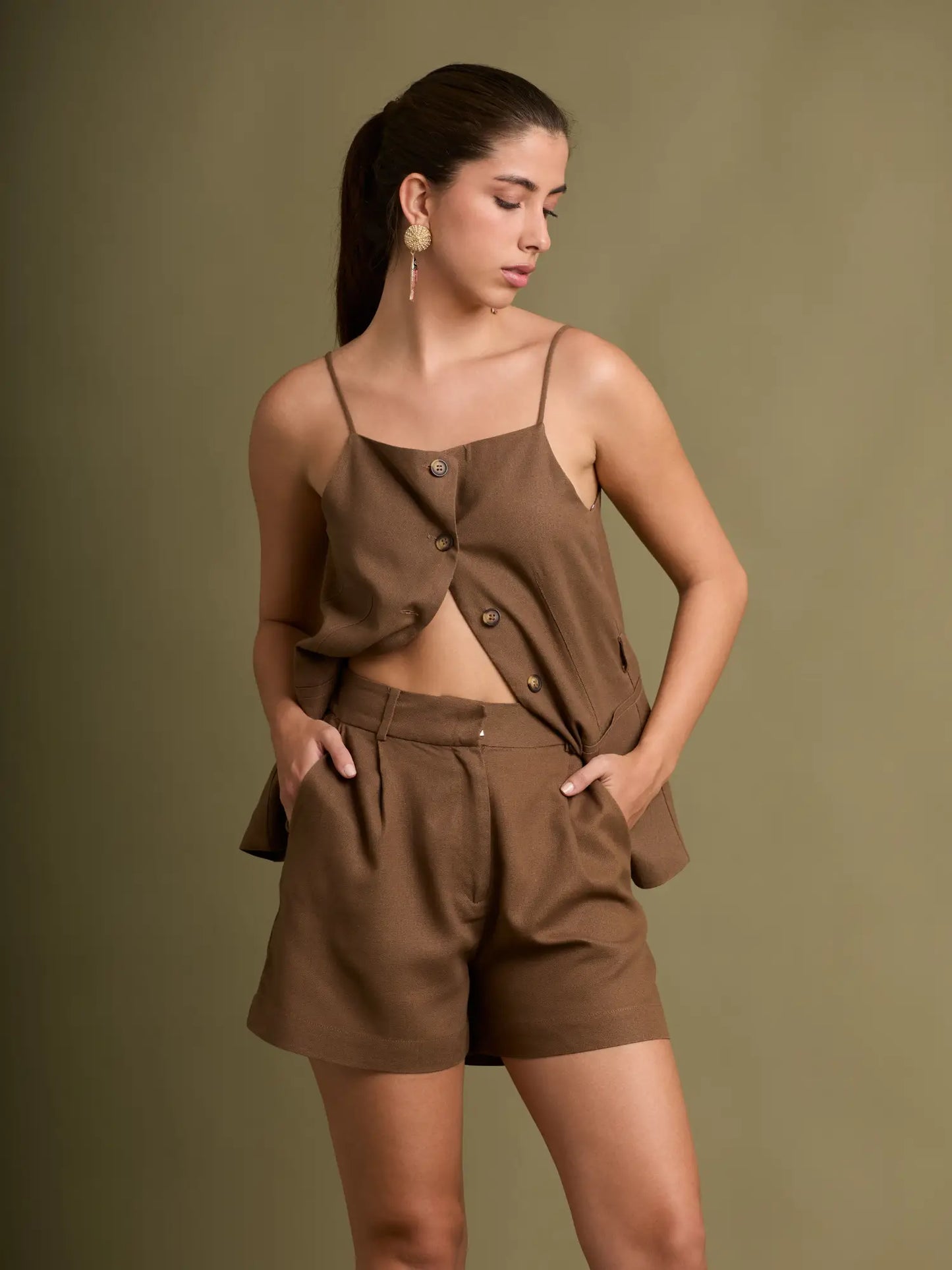 El short café clásico ofrece un fit relajado, pierna recta y un largo perfecto para climas cálidos. Su tono neutro facilita múltiples combinaciones.