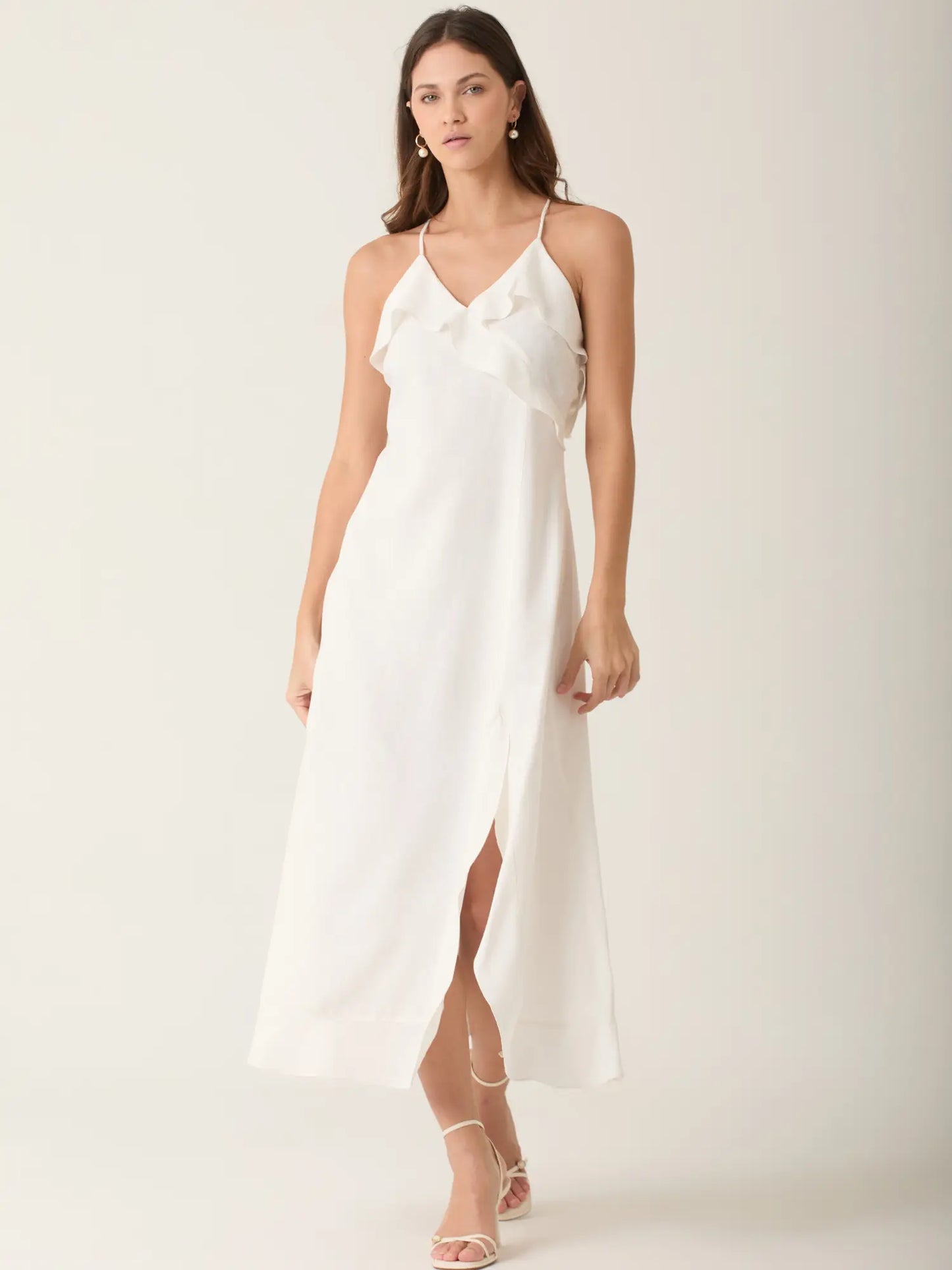 Vestido largo blanco de diseño limpio y femenino, perfecto para un estilo moderno y elegante. Su corte fluido y detalles sutiles lo convierten en una pieza versatil para ocasiones especiales o uso casual refinado.