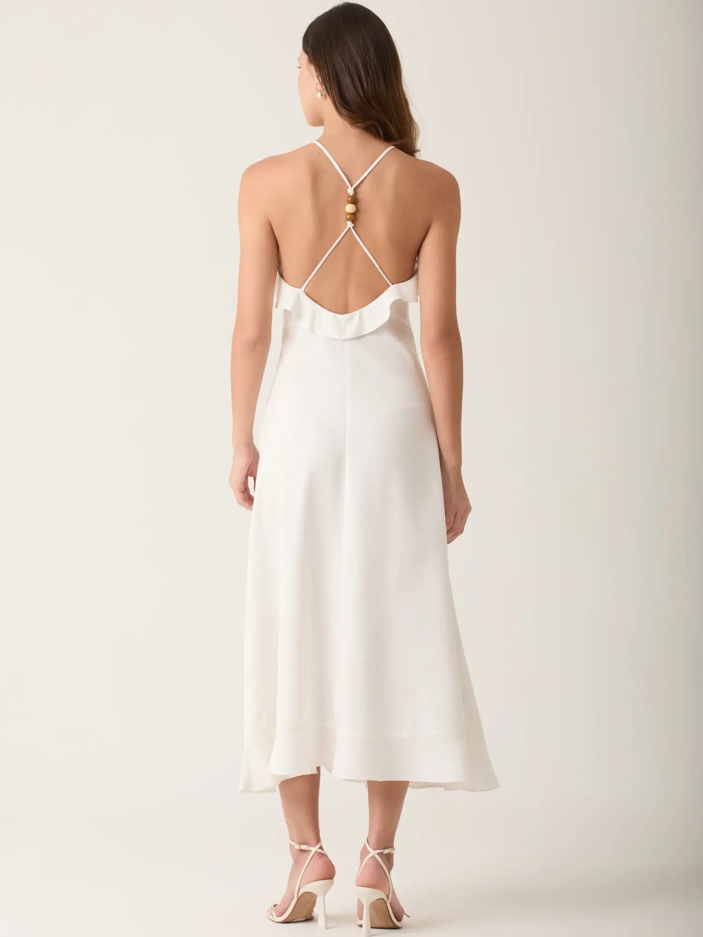 Vestido largo blanco con movimiento natural y diseño minimalista. El vestido alain blanco es una prenda clave para un guardarropa elegante, ligero y facil de estilizar.