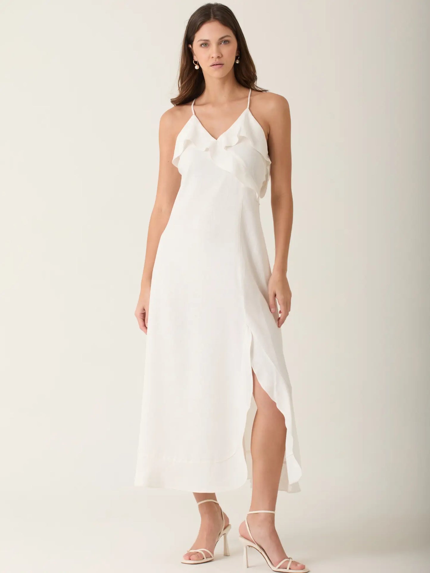 Vestido blanco largo diseñado para estilizar el torso gracias a su escote en V y caida ligera. Perfecto para looks de dia, vacaciones o eventos al aire libre con un toque chic.