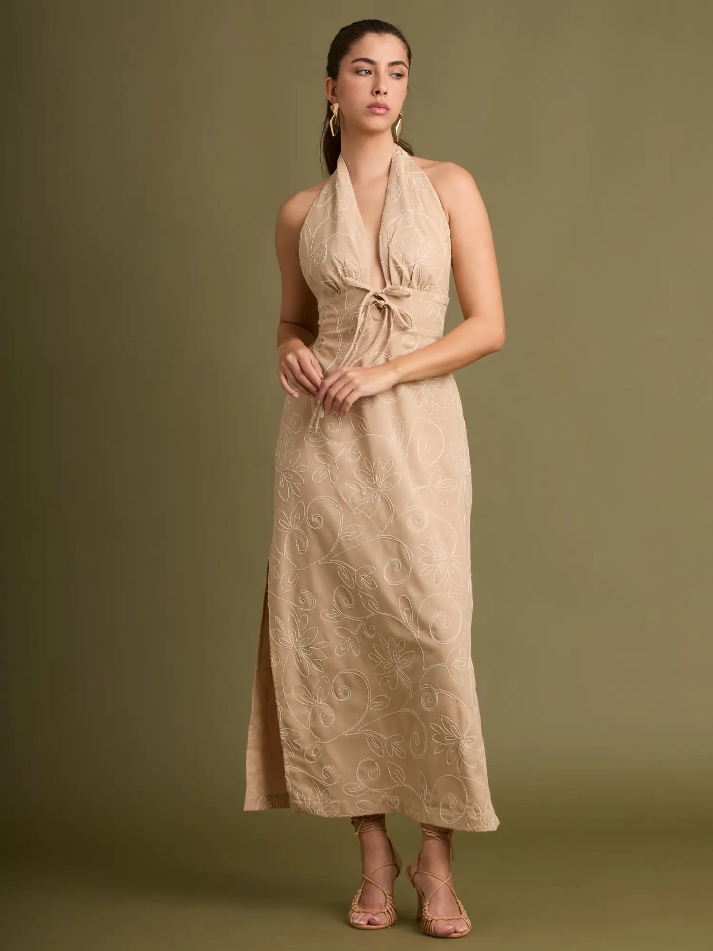 Un vestido ligero y delicado, perfecto para ocasiones especiales, con bordados en patrón orgánico, ajuste frontal y una abertura que alarga visualmente la figura.