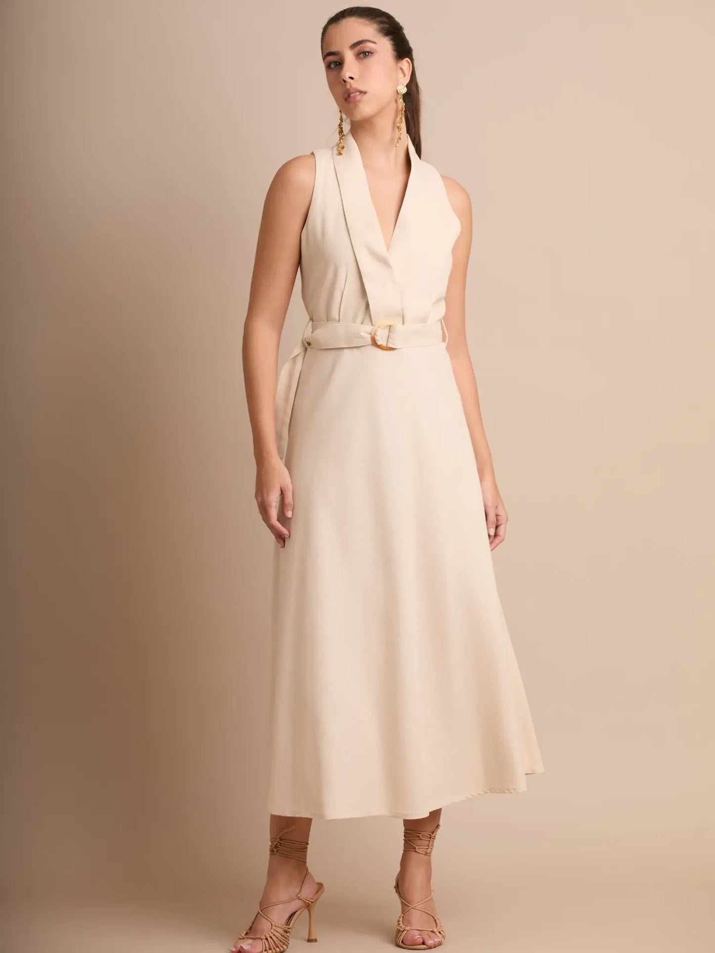 Este vestido destaca por su estructura limpia y elegante. El cinturón acentúa la cintura, mientras que la falda amplia aporta movimiento. Ideal para ocasiones especiales o juntas donde quieras lucir clásica y moderna.