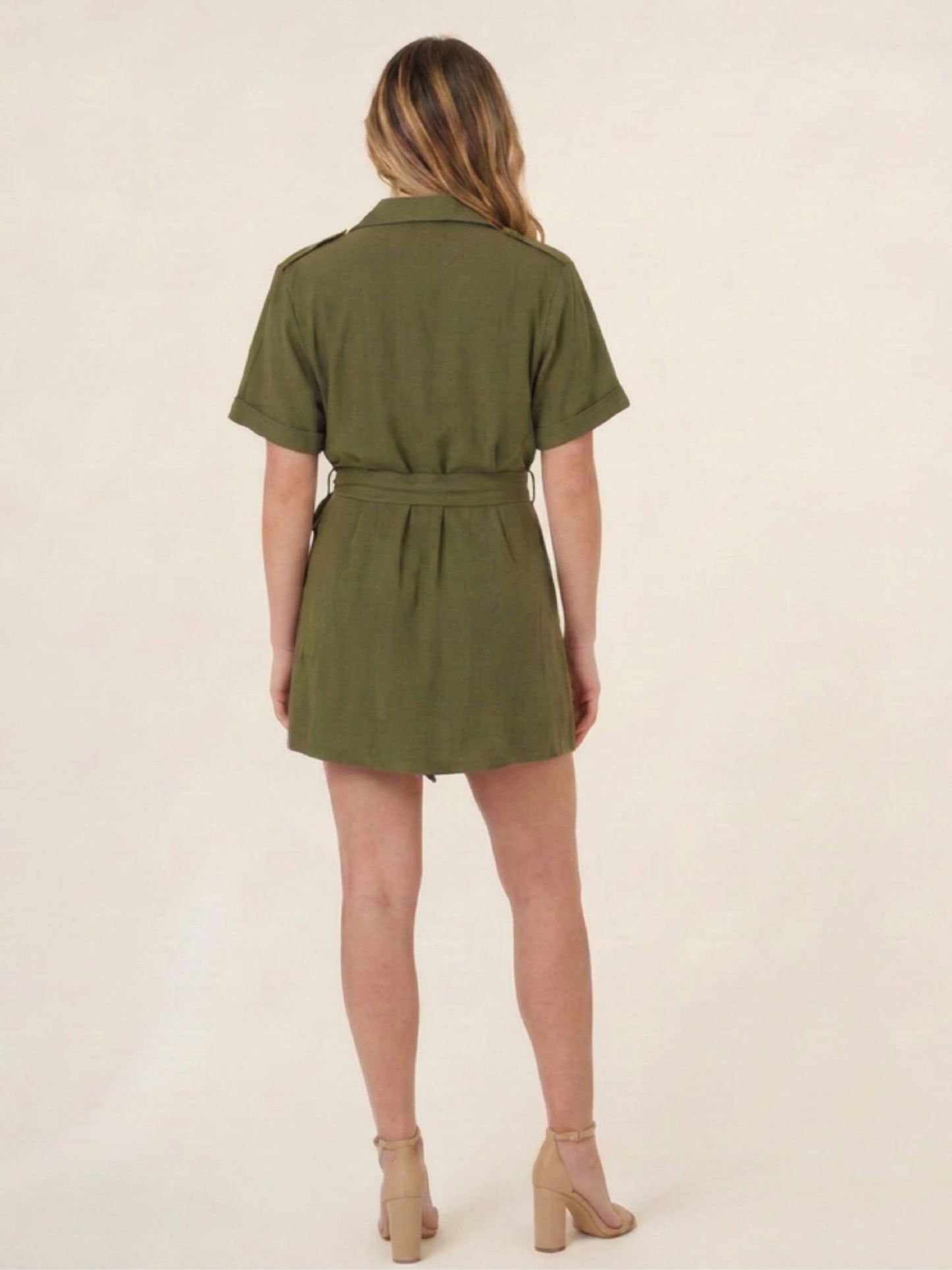 Vestido corto olivo estilo camisero con lazo frontal y manga corta