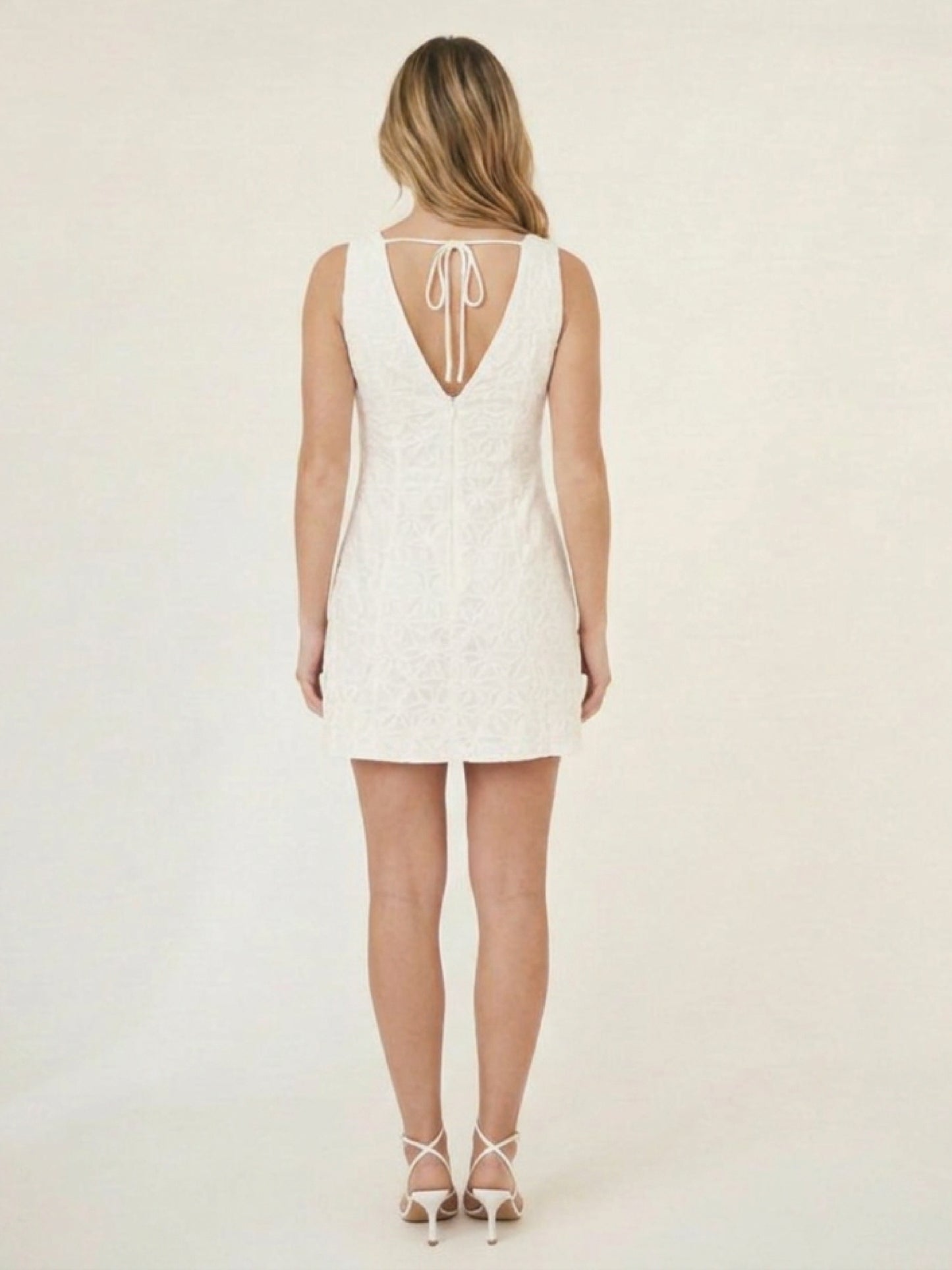 Vestido corto blanco elegante con tirantes anchos, escote en V y acabado texturizado